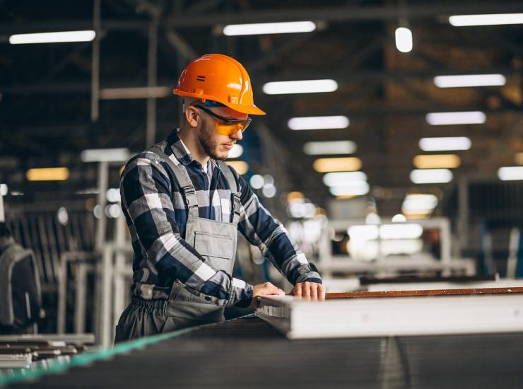 Un operaio al lavoro