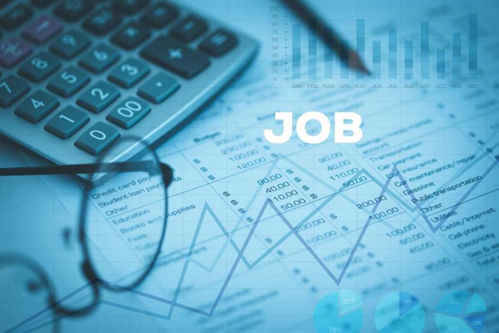 Occhiali fogli e calcolatrice