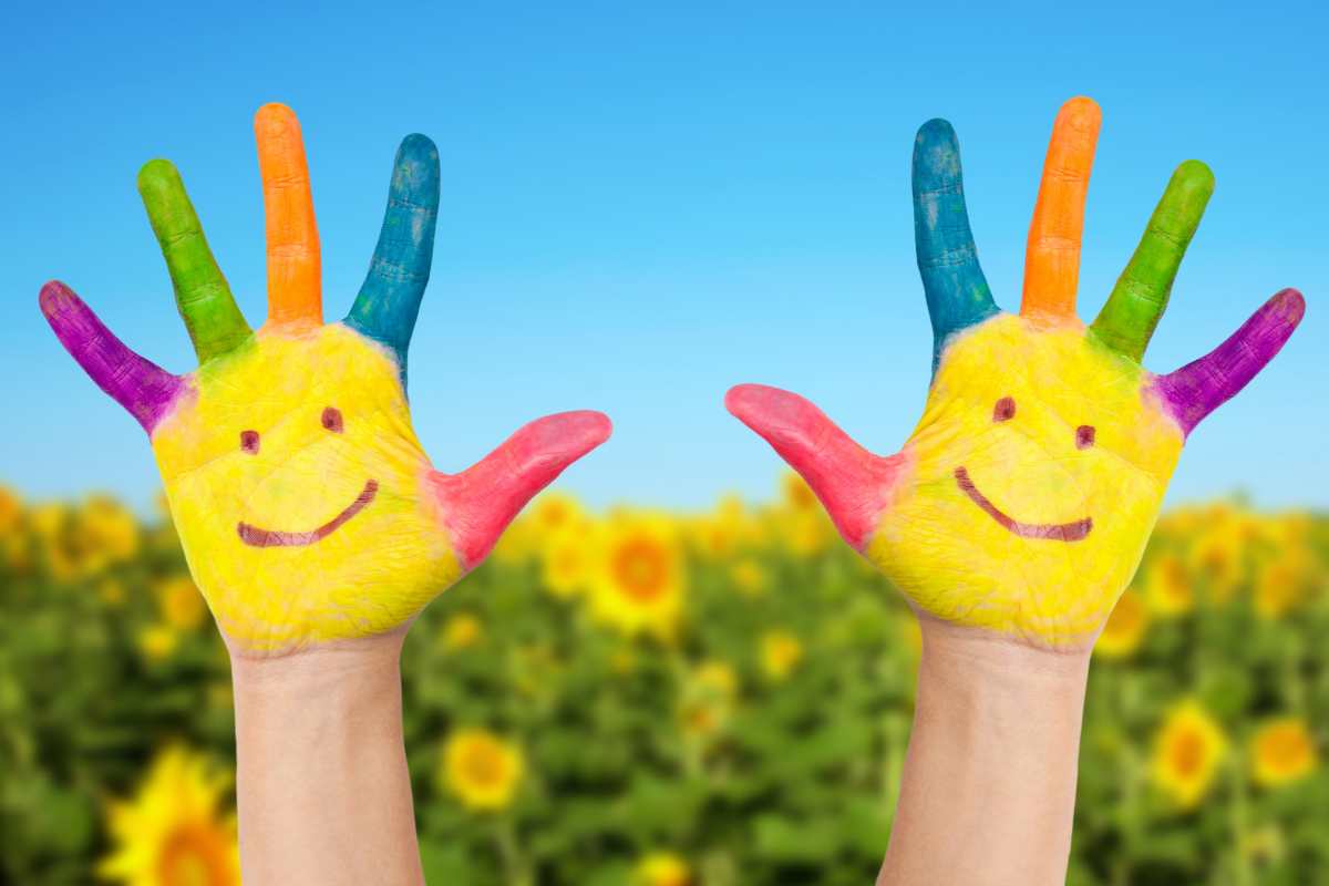 mani dipinte che formano uno smile simbolo delle località abruzzesi più adatte alle famiglie con bambini