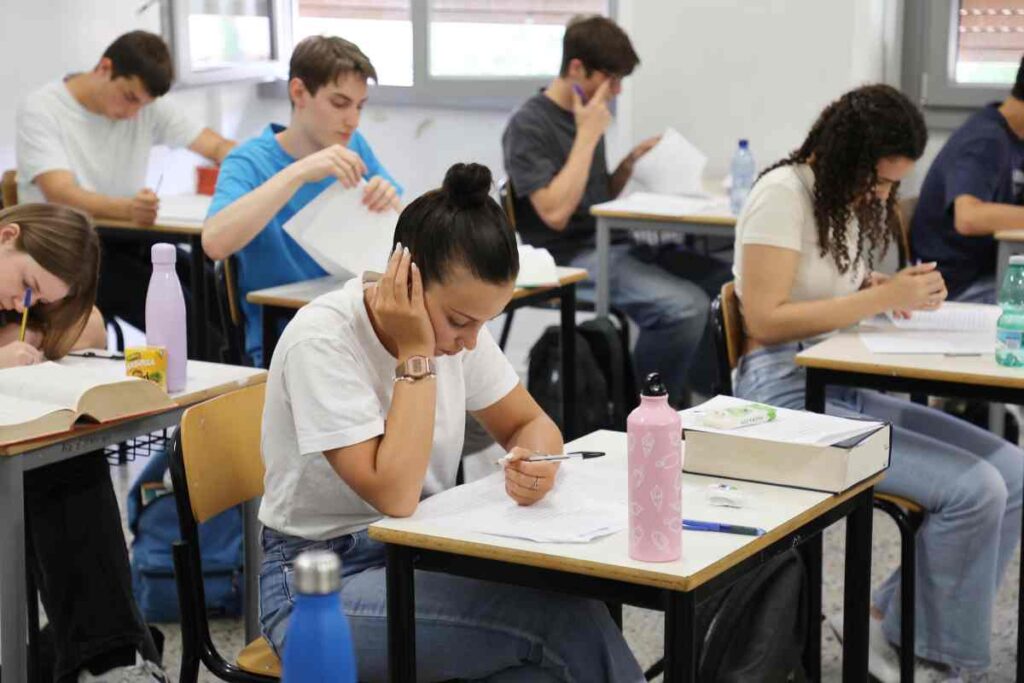 Gli studenti impegnati a scuola