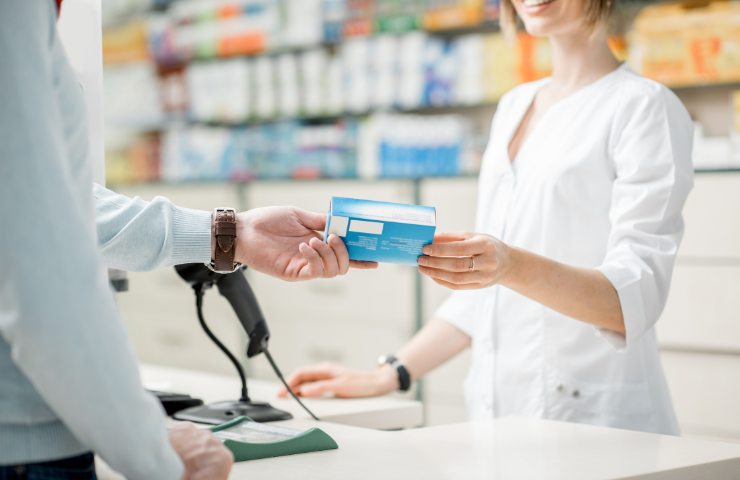 Farmacista al banco in una farmacia