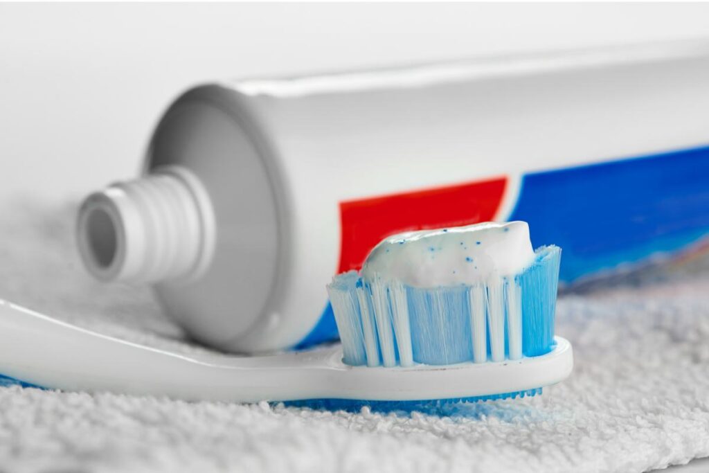 Dentifricio su spazzolino
