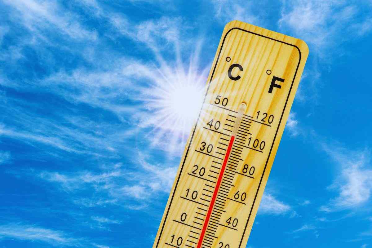 Sole in cielo e termometro che indica i 40 gradi