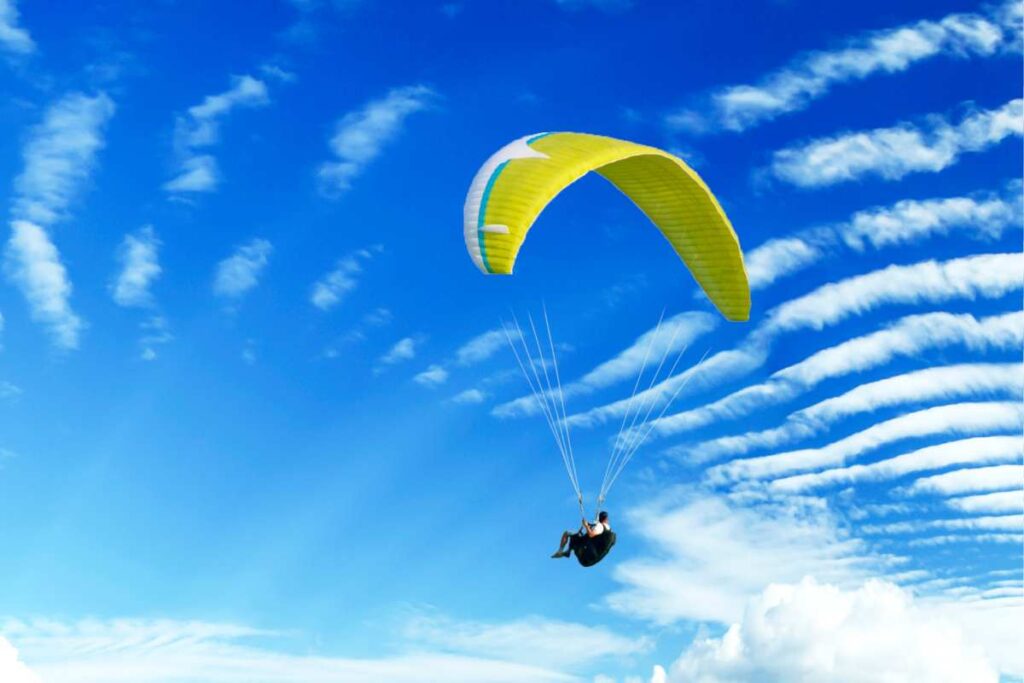 ragazzo in volo nel cielo con il parapendio
