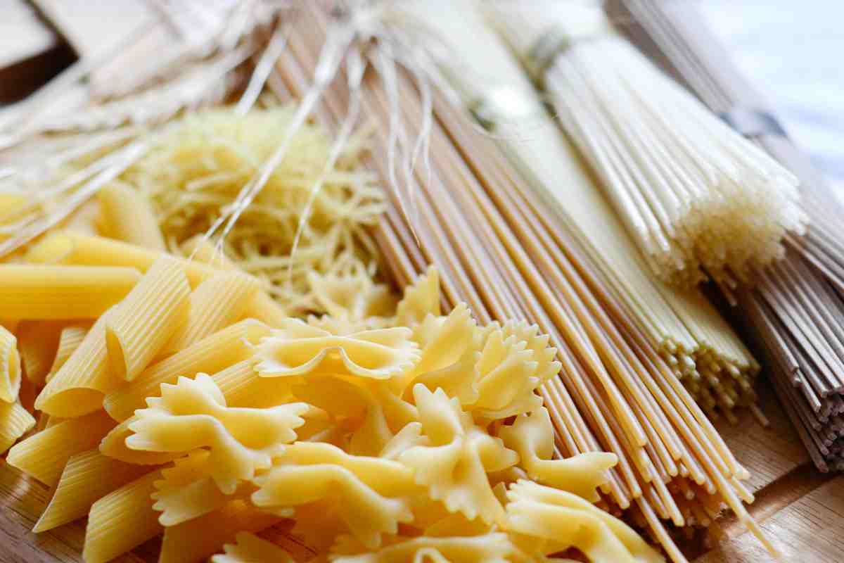 formati di pasta lunga e corta su un tavolo