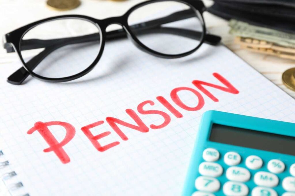 foglio calcolatrice e occhiale