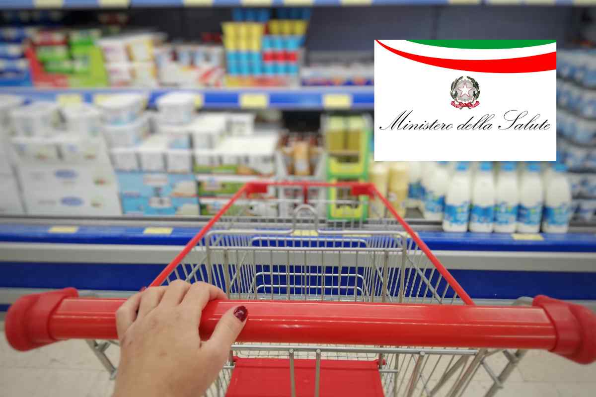 Un carrello al supermercato ed il logo del Ministero della Salute
