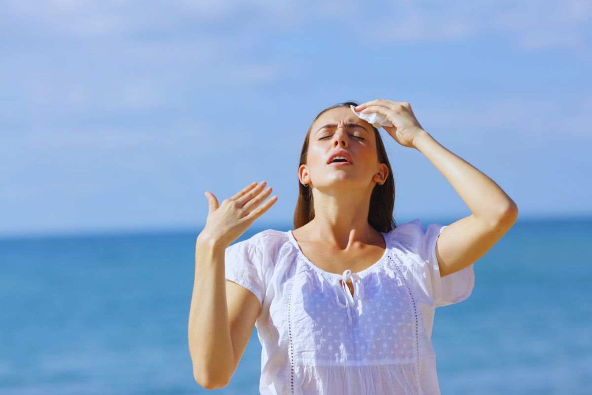Donna sofferente a causa del caldo