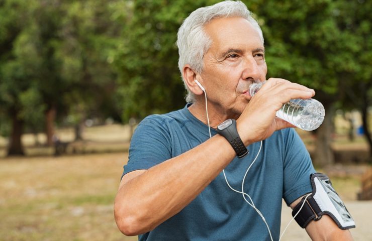 uomo che beve dell'acqua
