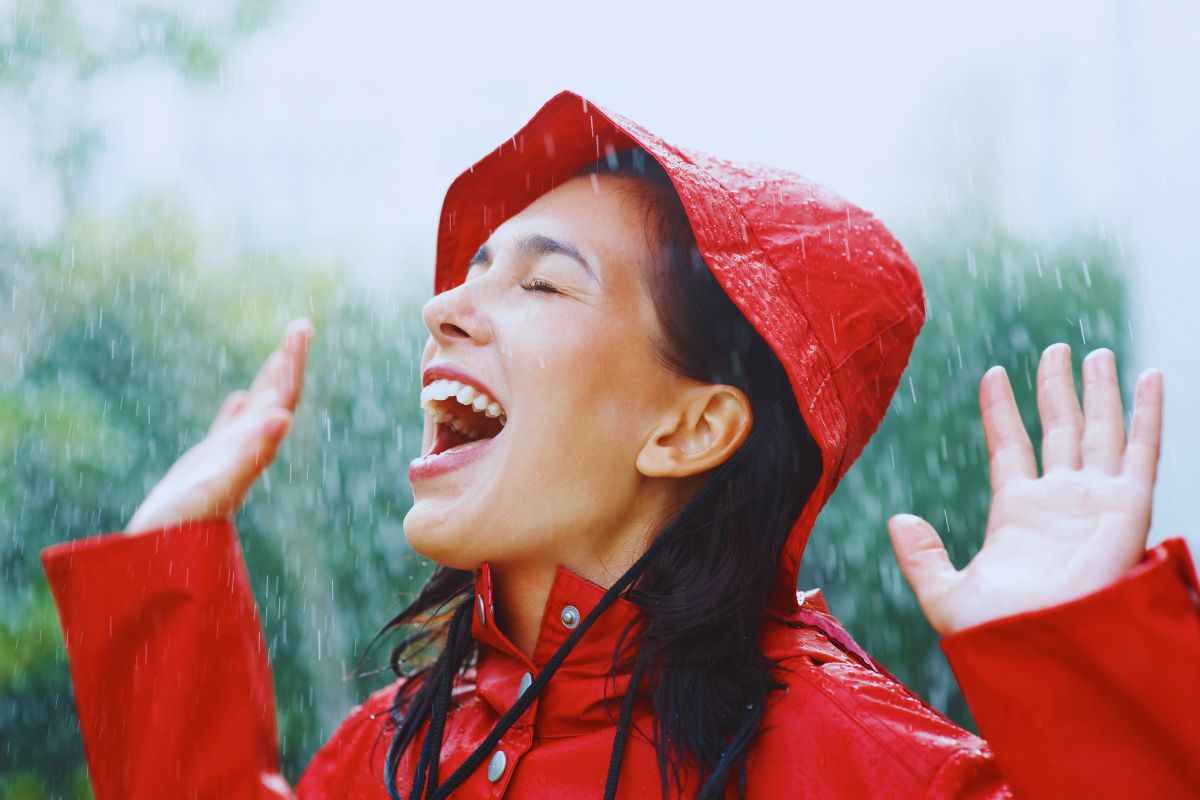 Donna felice per l'arrivo della pioggia