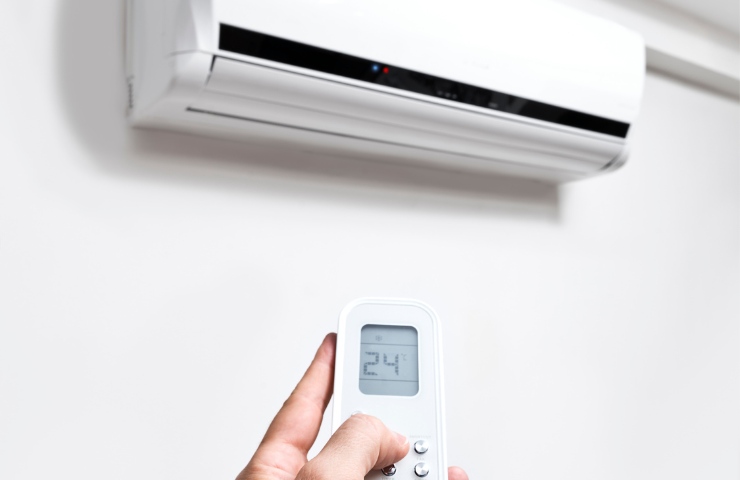 Condizionatore a 24° e mano con telecomando