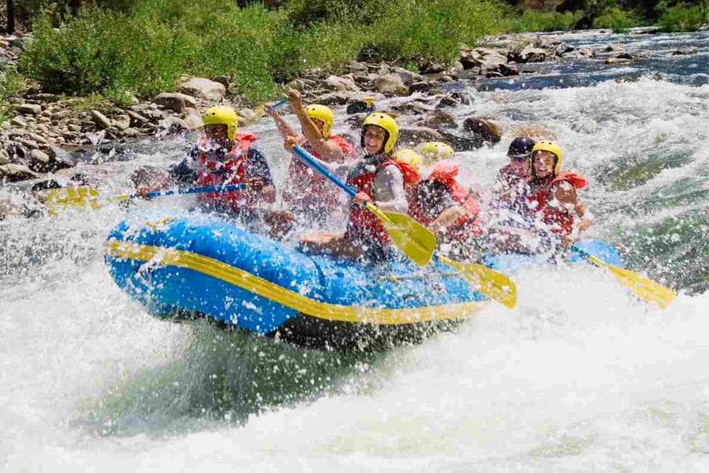 gruppo di persone su un gommone pratica rafting in Abruzzo