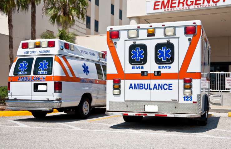Due ambulanze parcheggiate al pronto soccorso