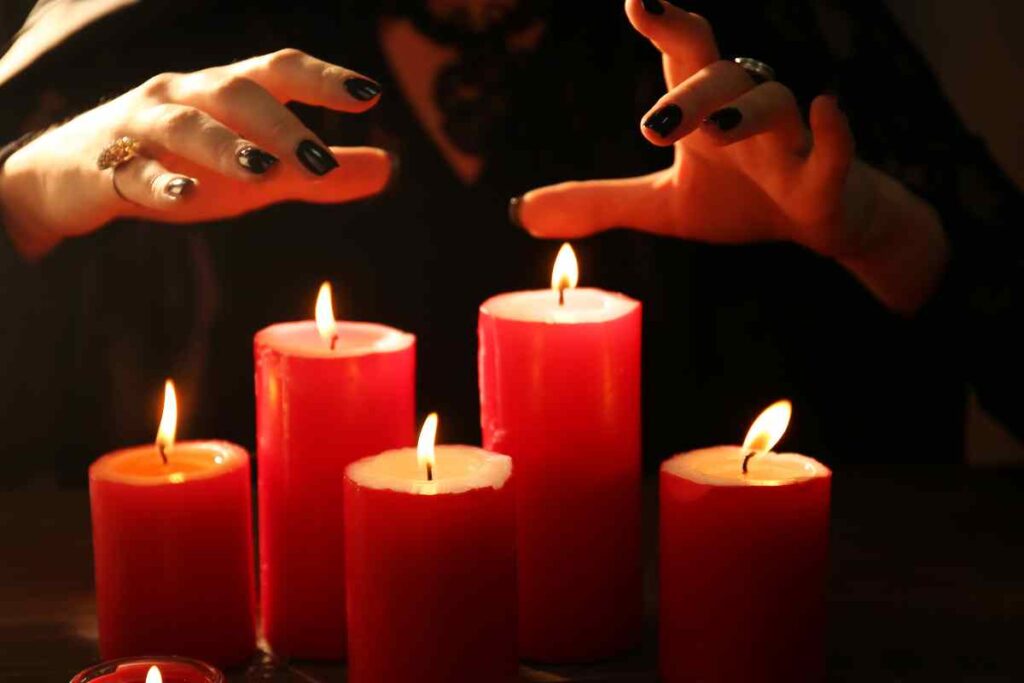 mani su candele accese simbolo delle superstizioni abruzzesi