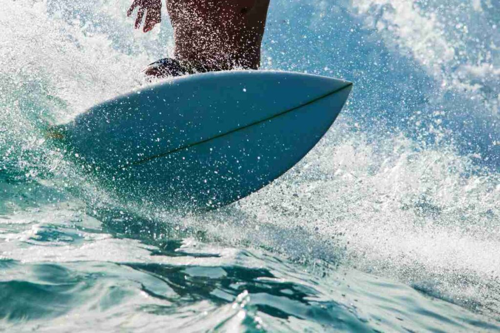 tavola da surf nelle onde