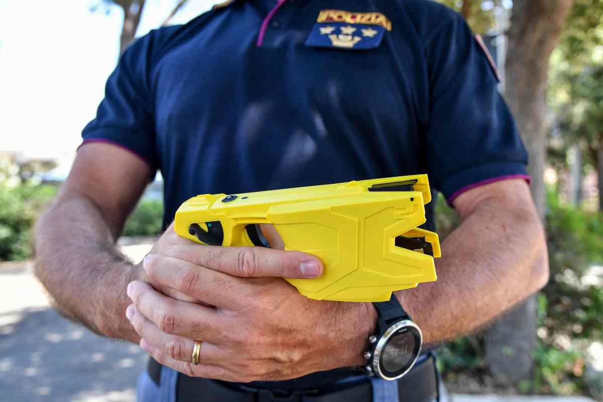 Un taser in dotazione alla polizia