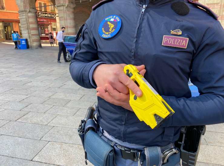 Un taser in mano ad un poliziotto