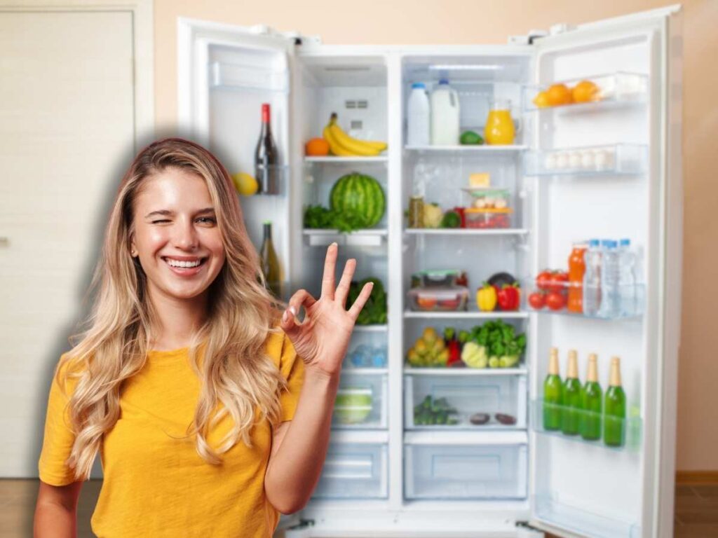Frigorifero aperto ragazza fa segno ok