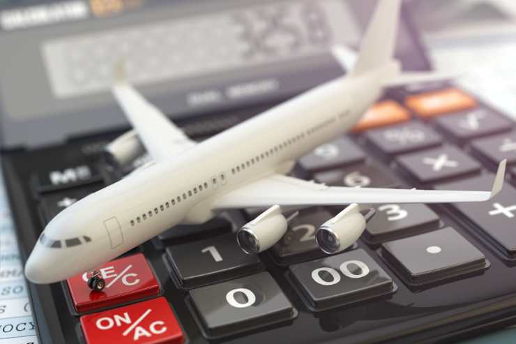 aereo in miniatura e calcolatrice