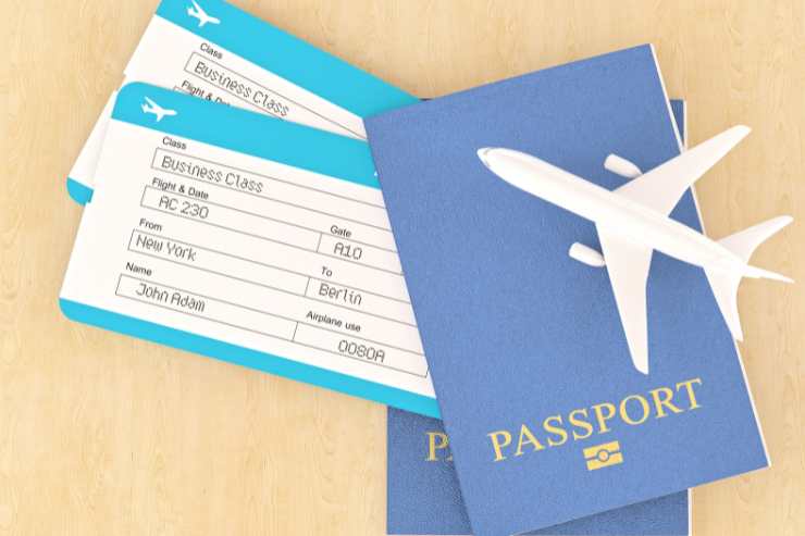 passaporti, biglietti aerei e aereo in miniatura