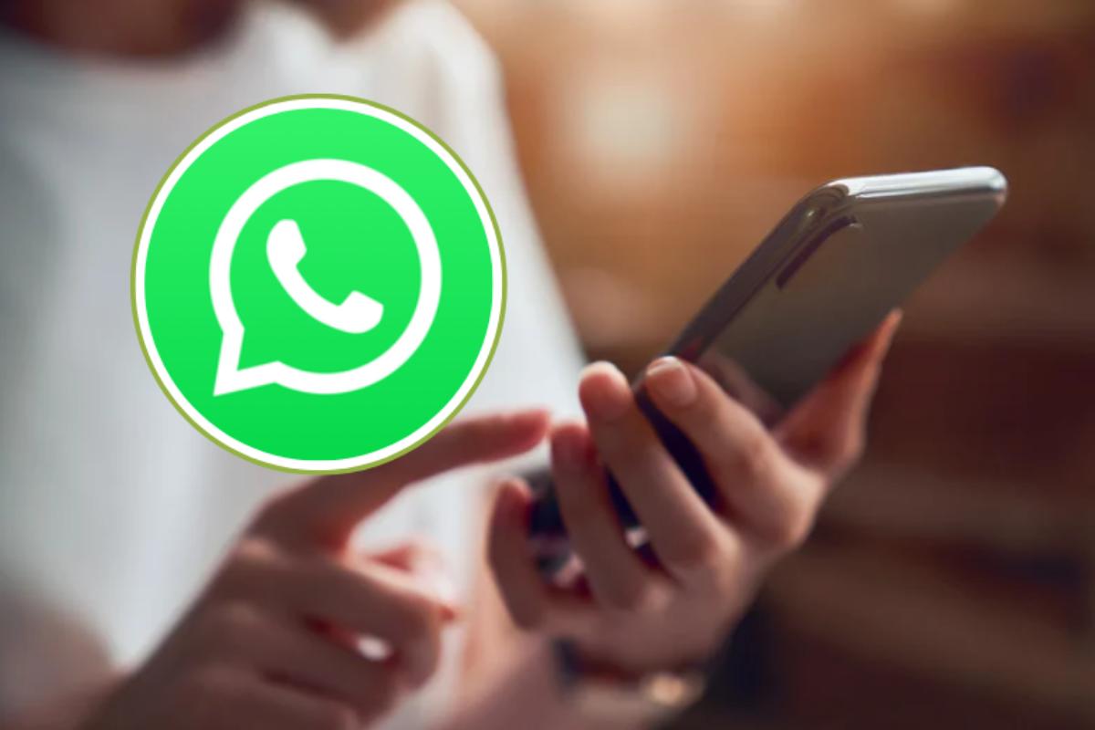 donna con smartphone e logo whatsapp
