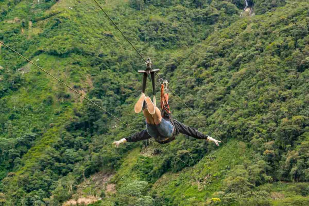 Ragazzo scende a volo d'angelo sulla Zipline in Abruzzo
