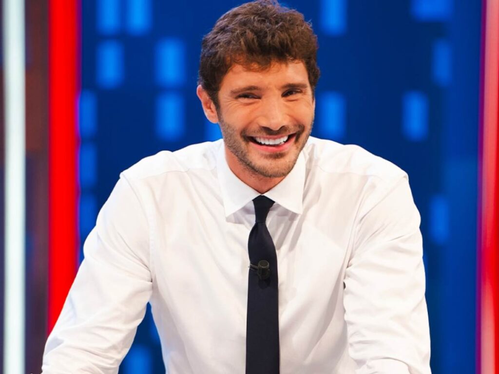 stefano de martino sorridente ad affari tuoi
