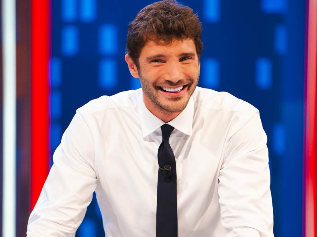 stefano de martino sorridente ad affari tuoi 