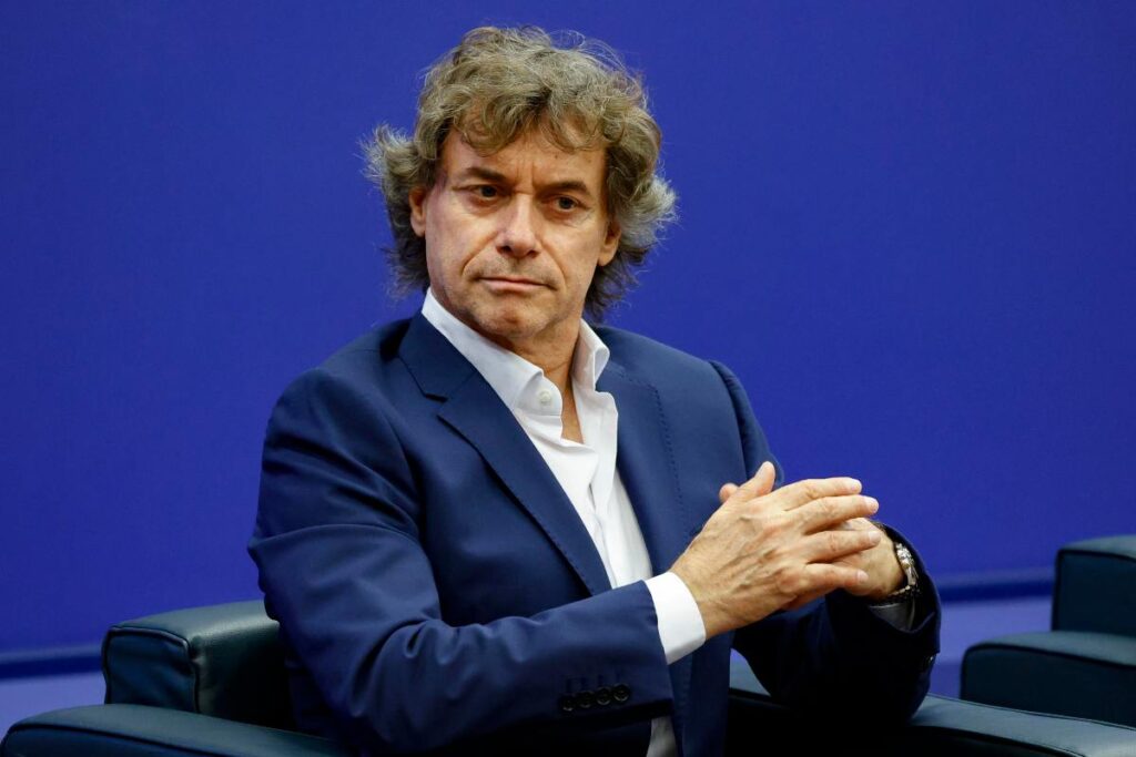 alberto angela seduto