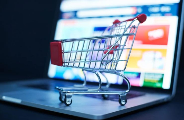 pc su sito di shopping e carrello