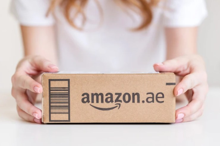 donna stringe tra le mani un pacco amazon