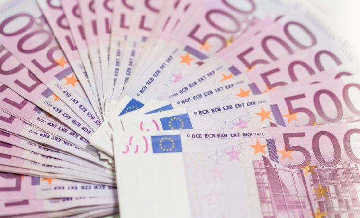 tante banconote da 500 euro messe a ventaglio