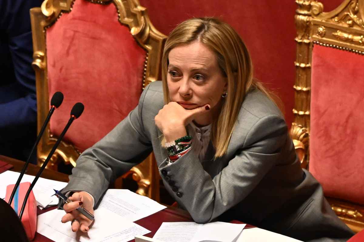 il premier giorgia meloni seduta in parlamento