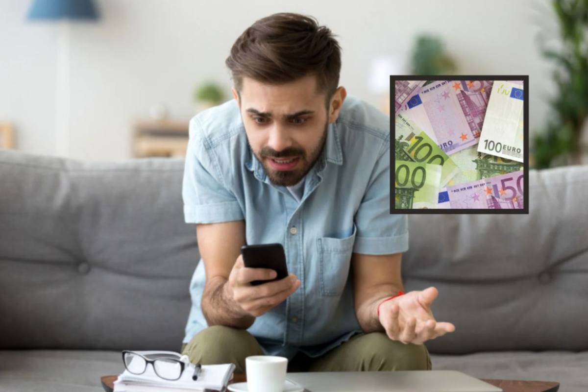 uomo seduto sul divano con in mano un cellulare e nel riquadro delle banconote di euro