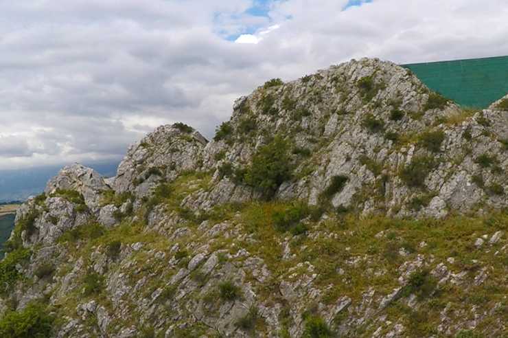 una montagna rocciosa
