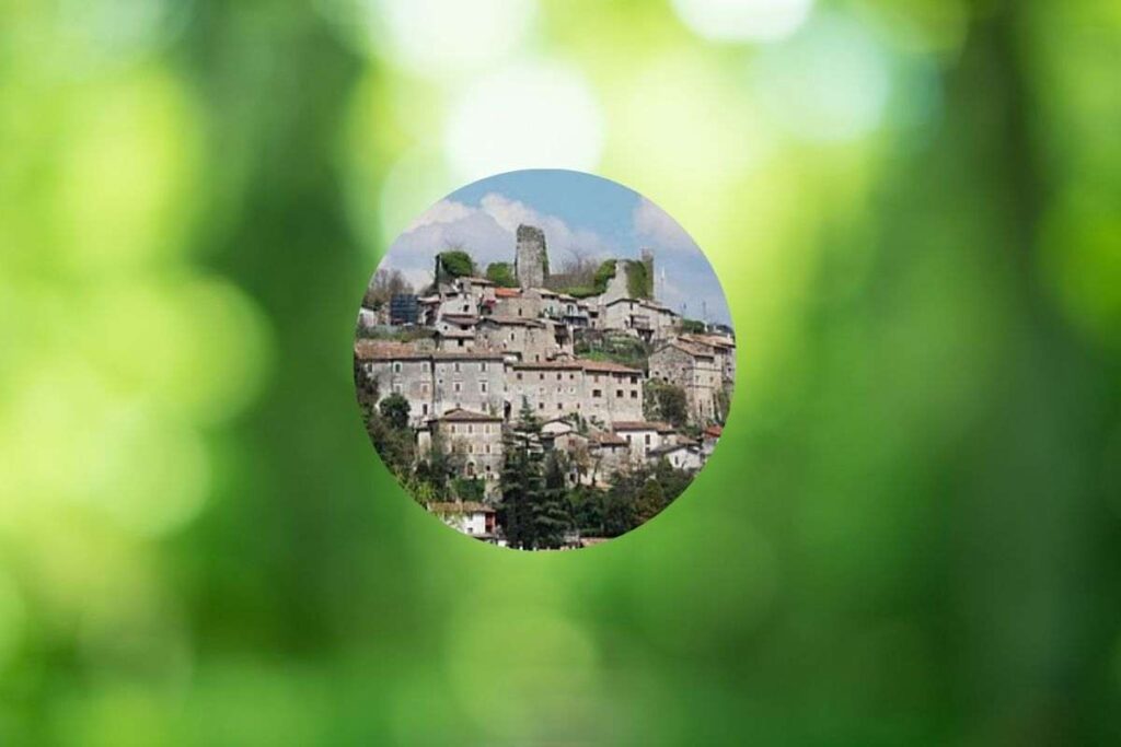 natura e nel cerchietto un borgo