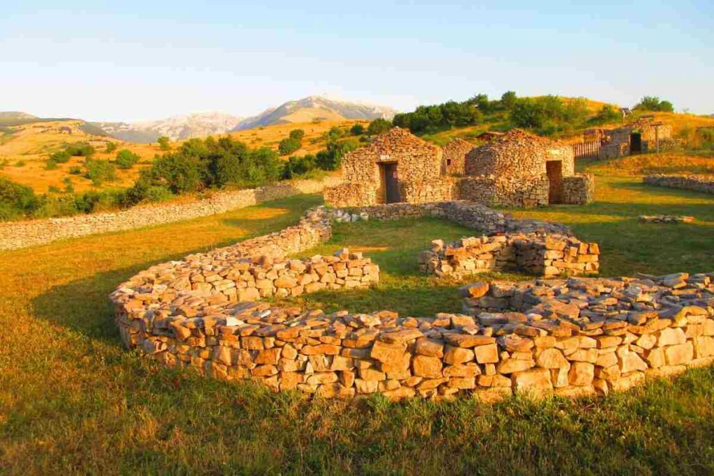 delle case preistoriche in uno scenario fiabesco