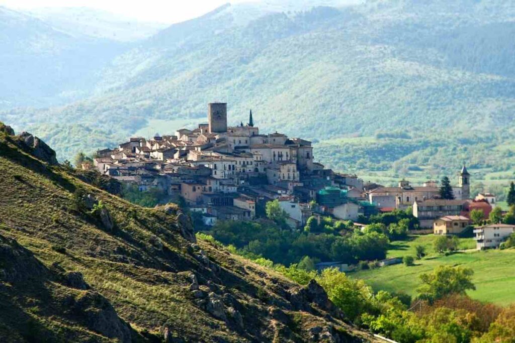 un borgo in una vallata