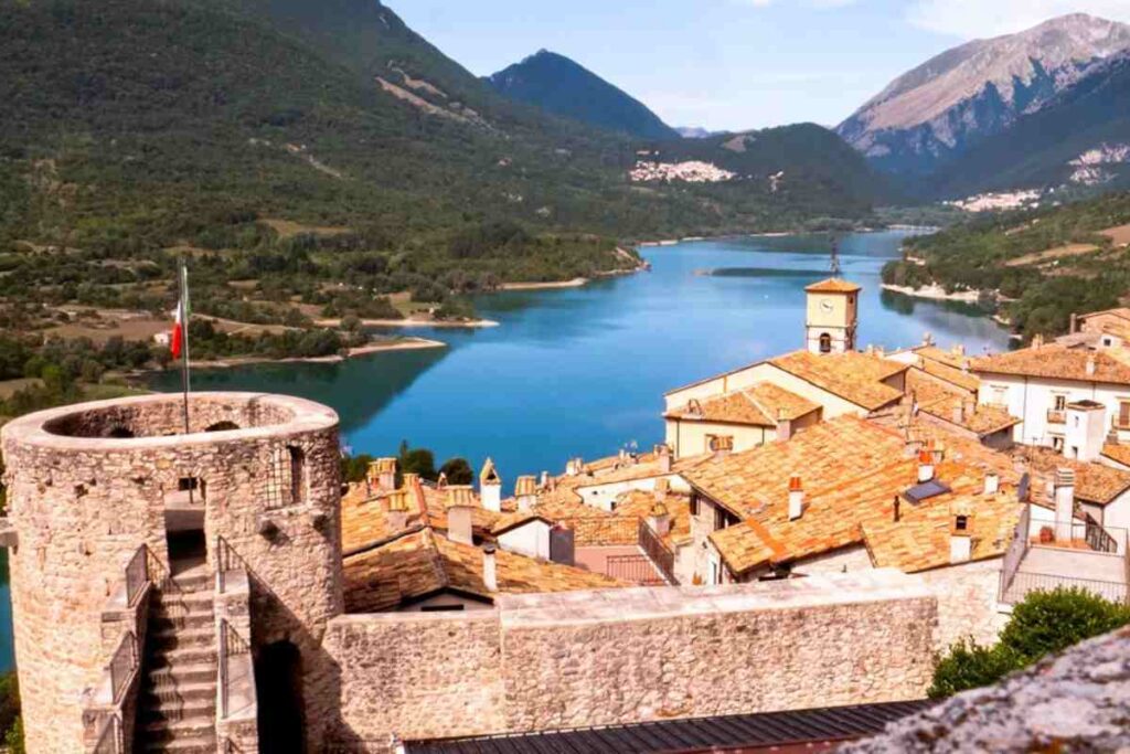 un lago tra le montagne e delle case