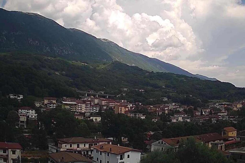 un paesino nelle montagne