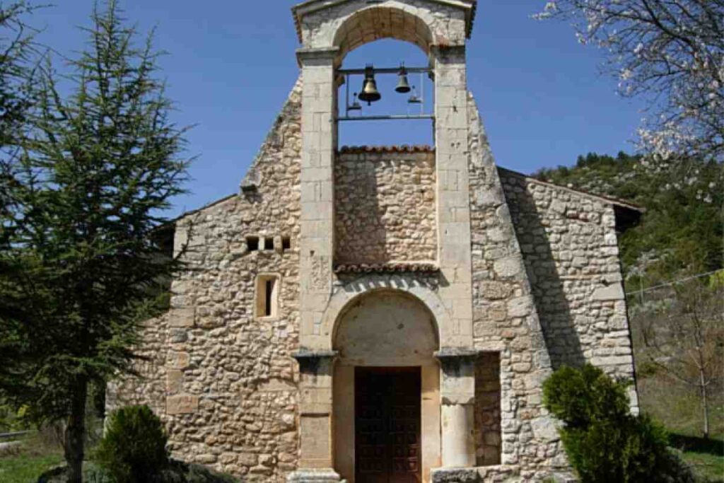 un campanile in pietra