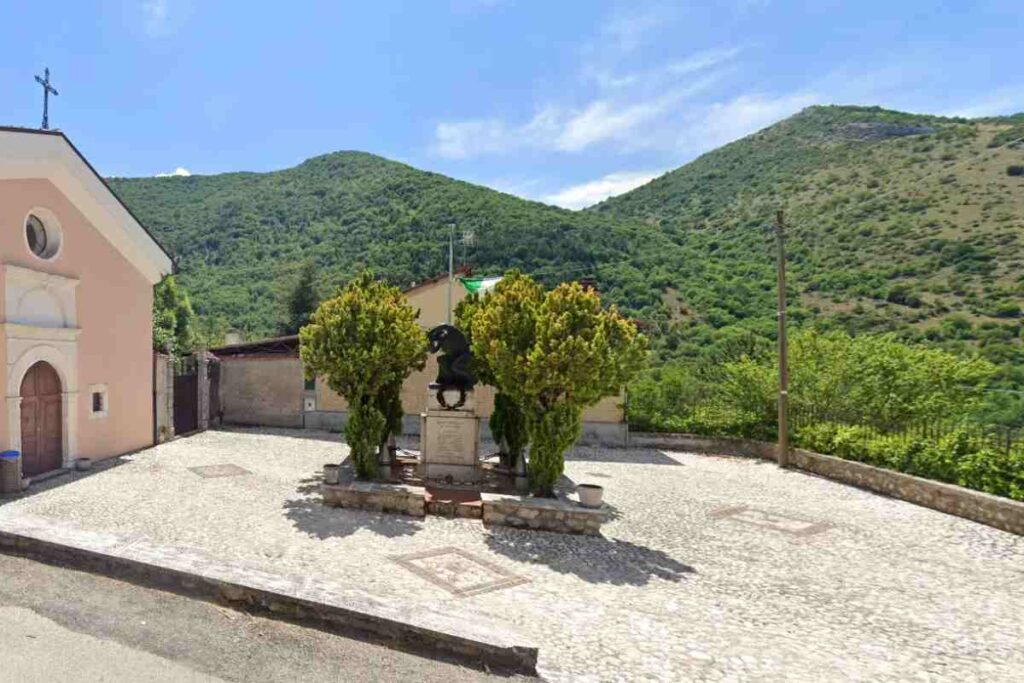 vista da una terrazza e una chiesa