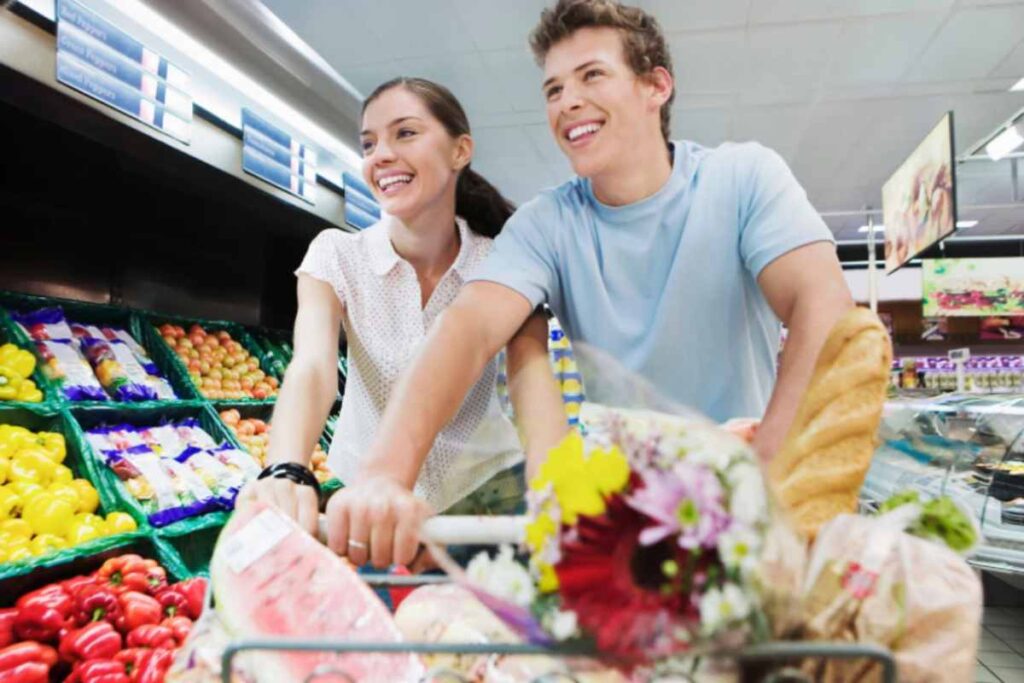 coppia che fa la spesa al supermercato