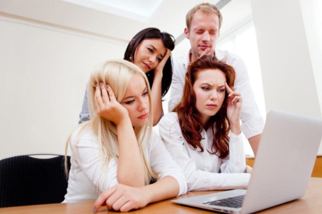 lavoratori davanti ad un computer con espressione preoccupata