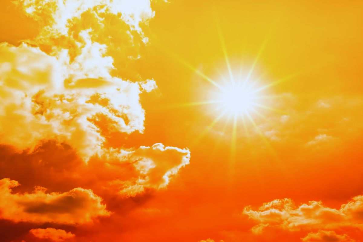 Sole che splende in cielo