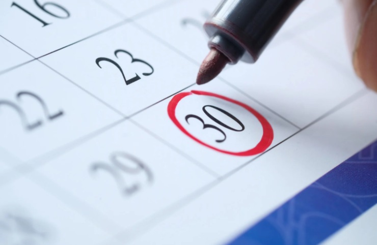 calendario e persona che fa un cerchio su una data