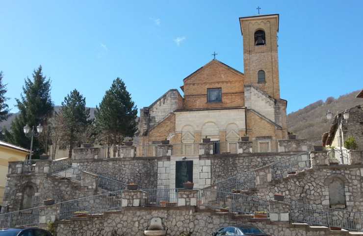 una chiesa in alto e una piazza