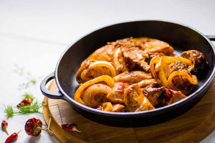 tegame con i pezzi di carne cotti