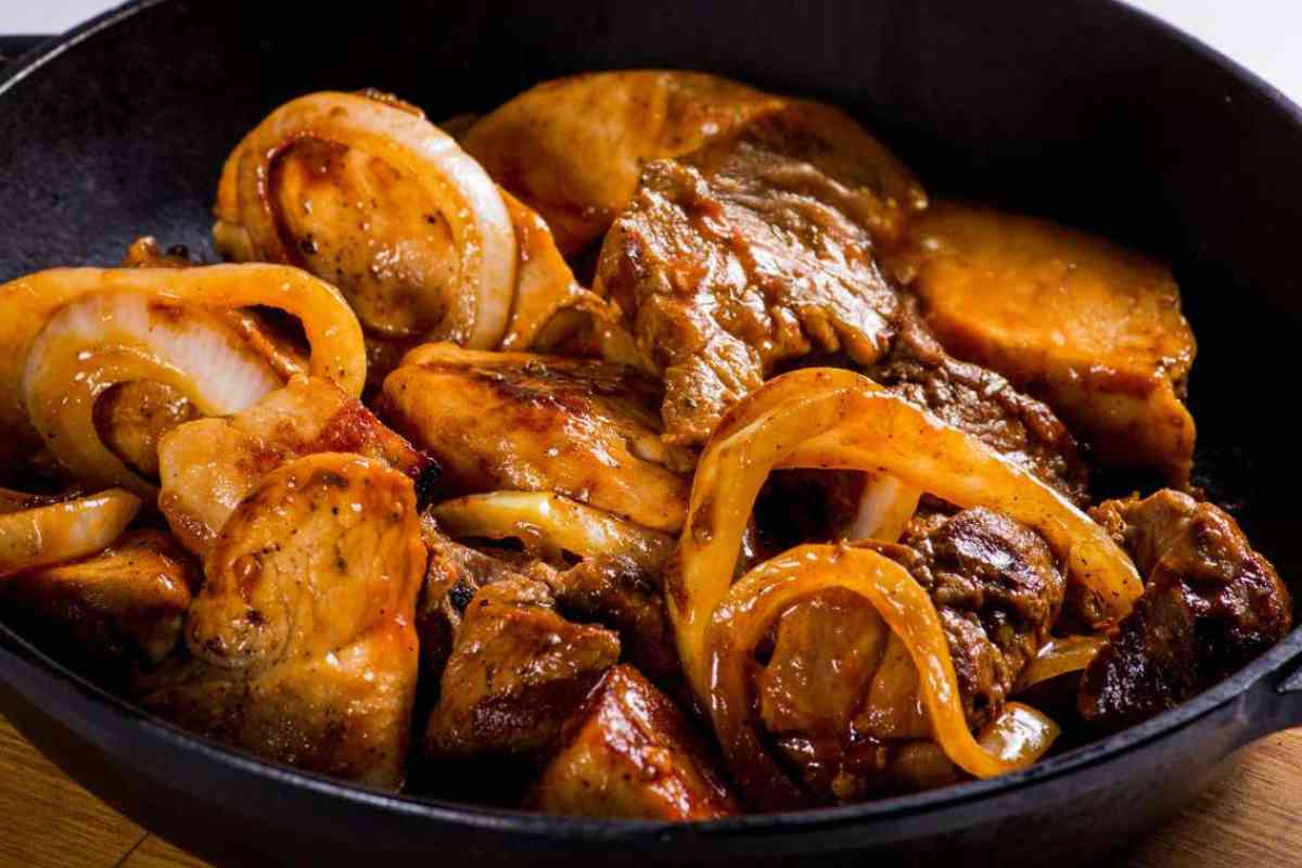 pezzi di carne in un tegame