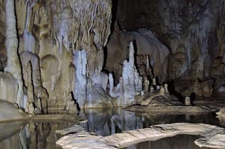 una grotta con acqua
